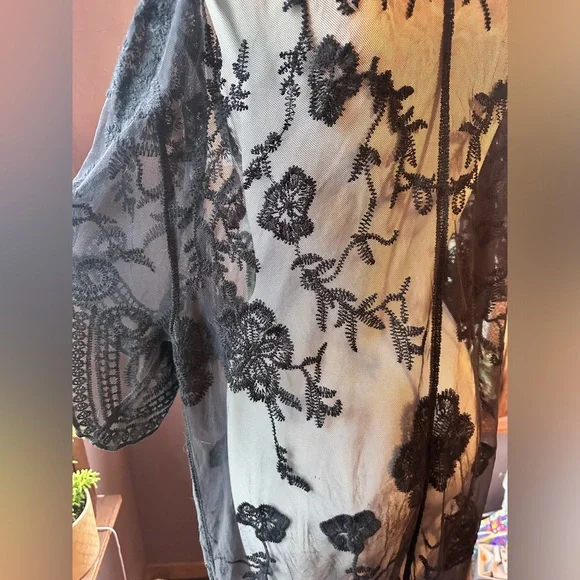 Black Lace Duster - Picture 5 of 6